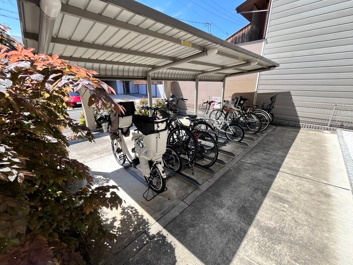 物件外観写真4　(駐輪場)