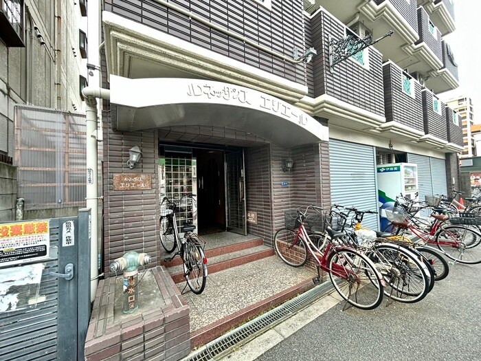 物件外観写真2　(エントランス部分)