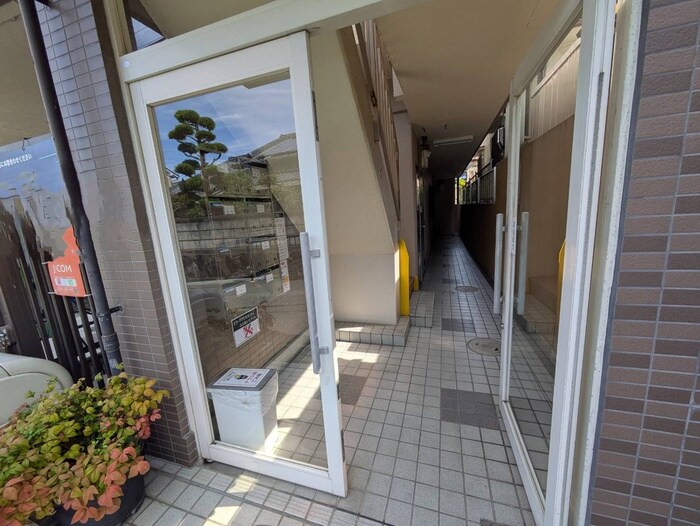 物件外観写真4　(エントランス部分)