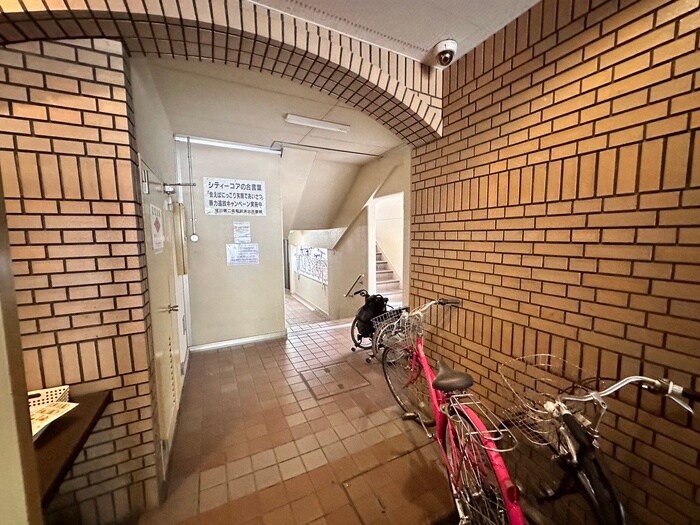 シティコアサーティ朱雀（102）のエントランス部分