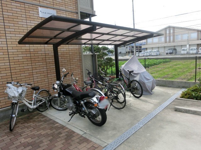 物件外観写真3　(駐輪場)