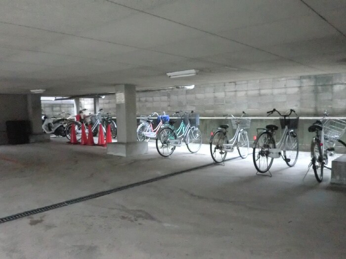 物件外観写真3　(駐輪場)