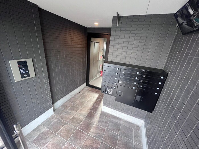 物件外観写真3　(エントランス部分)