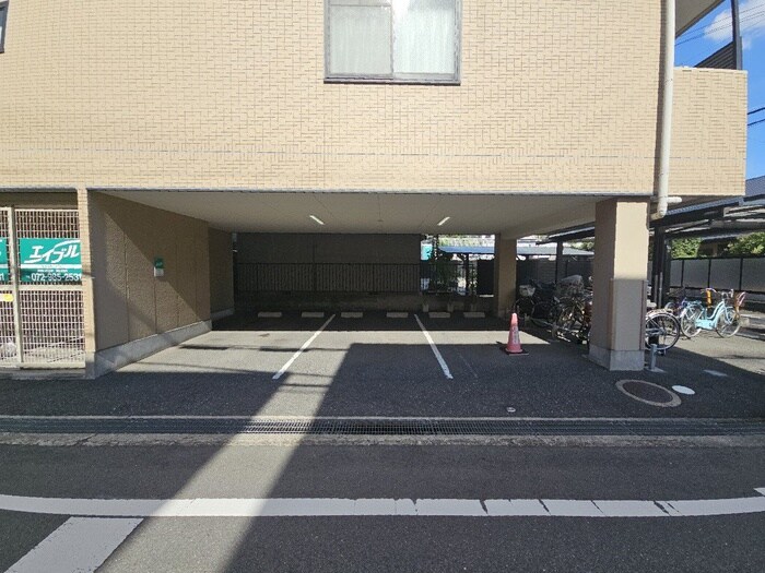 物件外観写真6　(駐車場)