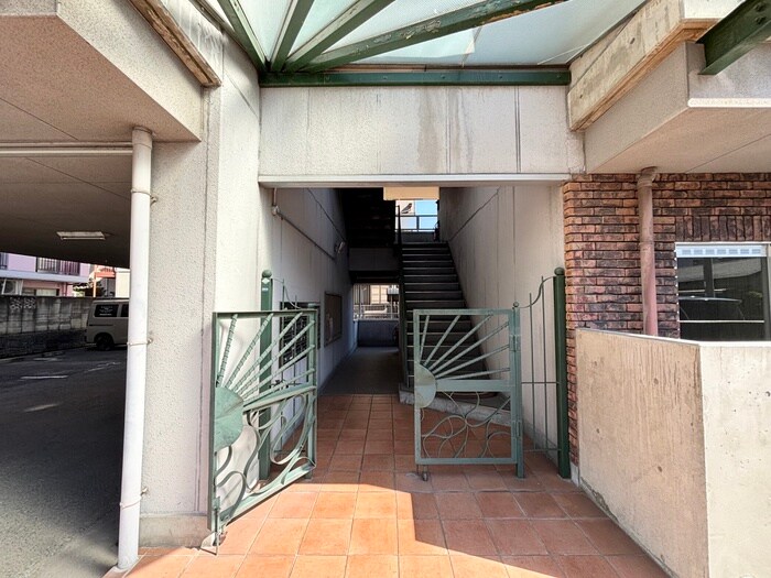 物件外観写真4　(エントランス部分)