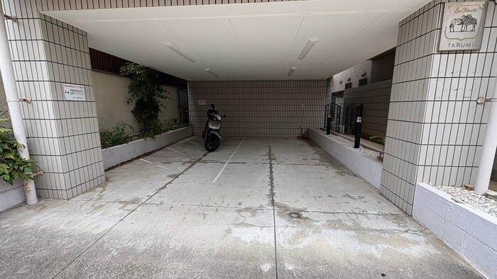 物件外観写真3　(駐車場)