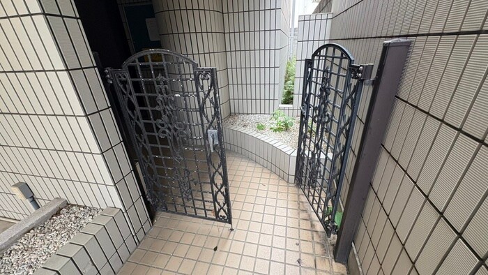 物件外観写真4　(エントランス部分)