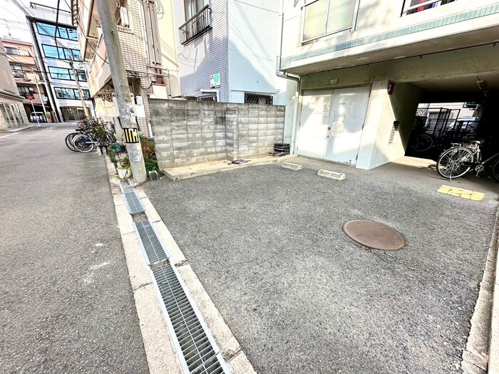 物件外観写真4　(駐車場)