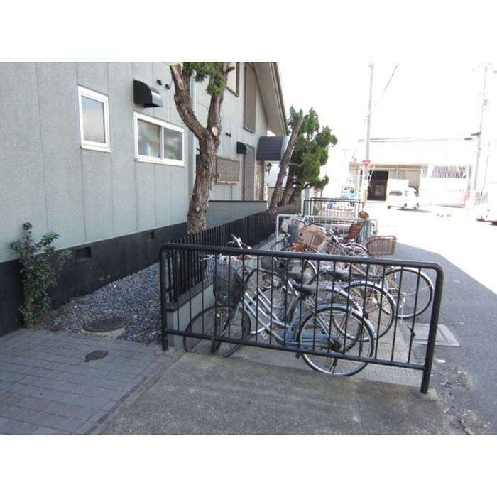 物件外観写真4　(駐輪場)
