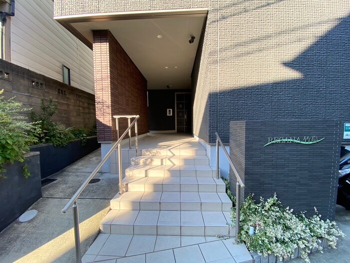 物件外観写真3　(エントランス部分)