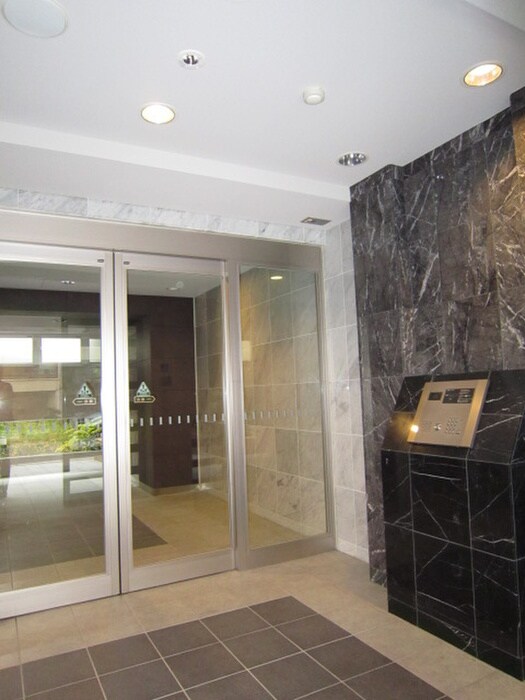 物件外観写真3　(エントランス部分)