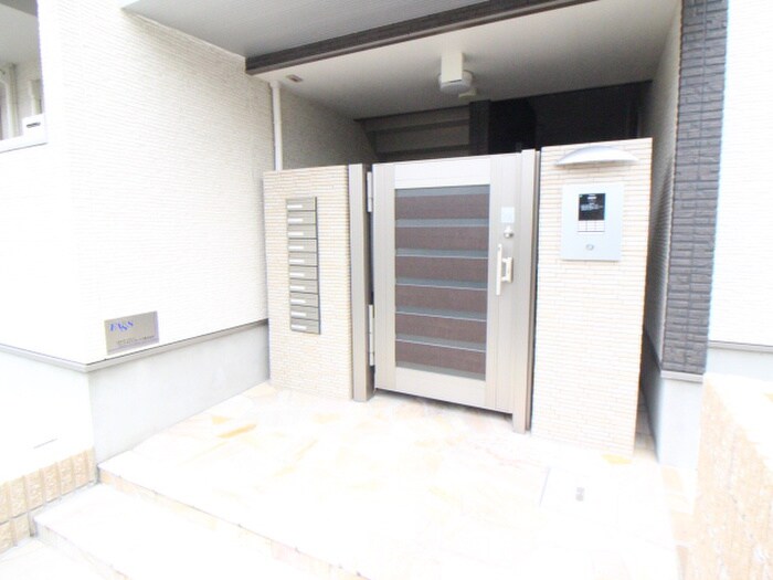 物件外観写真5　(エントランス部分)