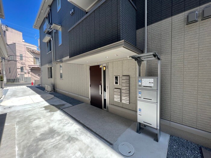 物件外観写真2　(エントランス部分)