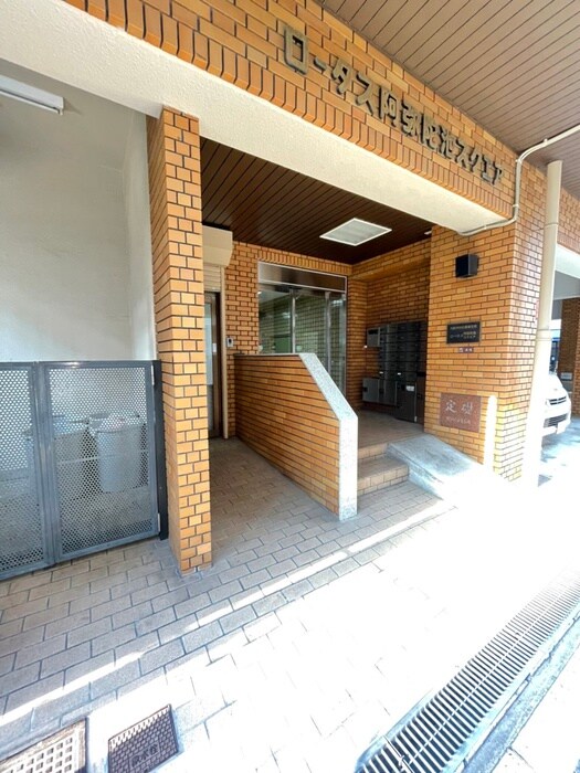 物件外観写真2　(エントランス部分)