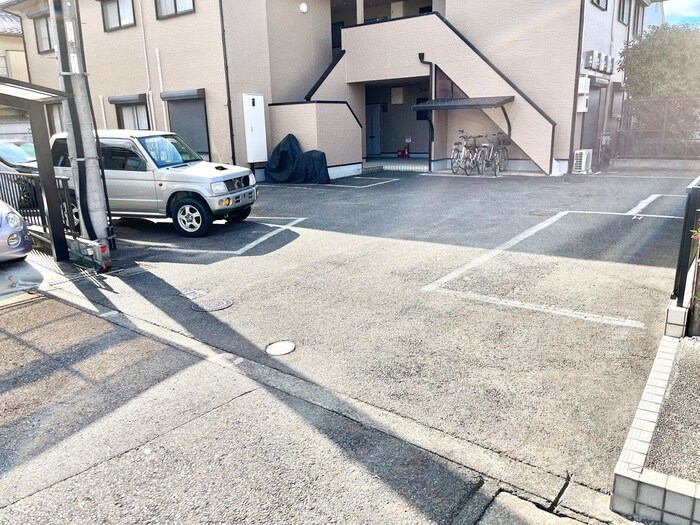 物件外観写真2　(駐車場)