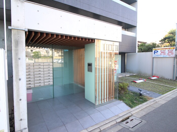 物件外観写真3　(エントランス部分)