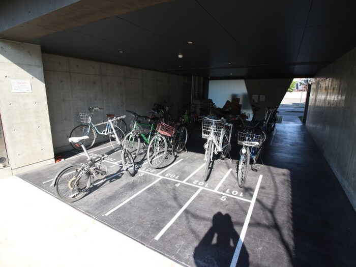 物件外観写真4　(駐輪場)