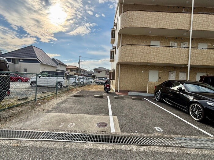 物件外観写真6　(駐車場)