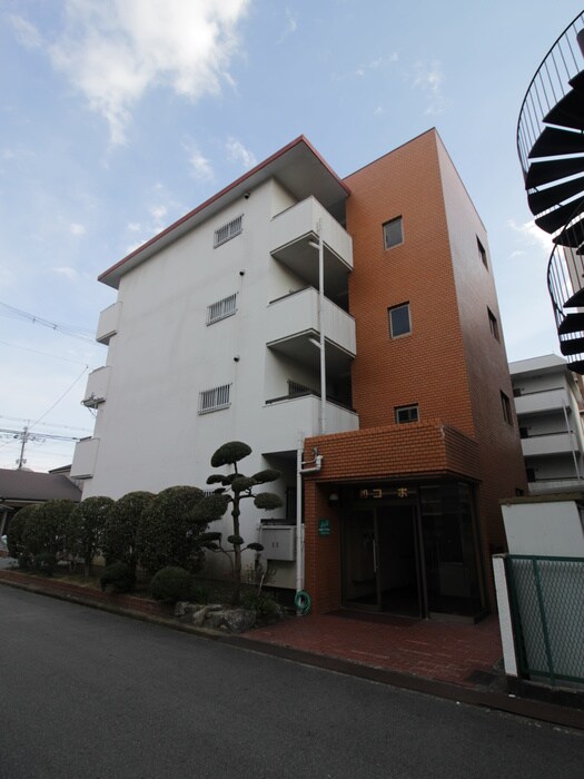 物件外観写真3　(エントランス部分)