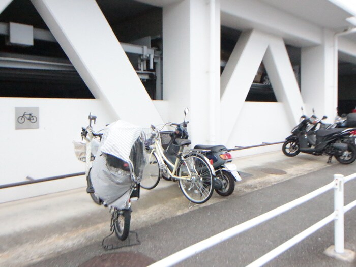 物件外観写真3　(駐輪場)