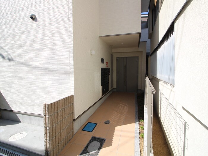 物件外観写真2　(エントランス部分)