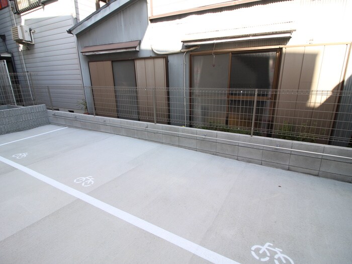 物件外観写真4　(駐輪場)