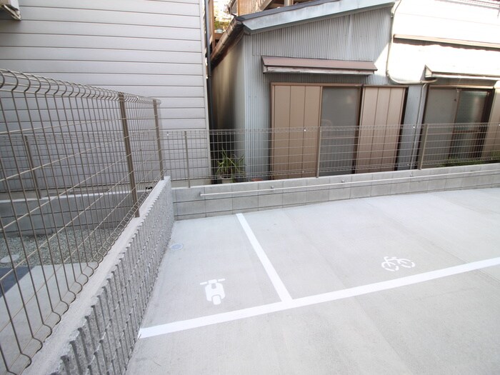 物件外観写真5　(バイク置き場)