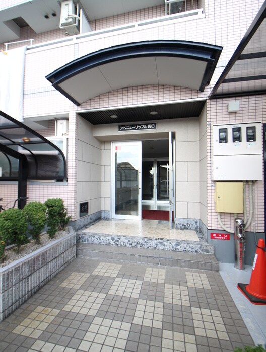 物件外観写真2　(エントランス部分)