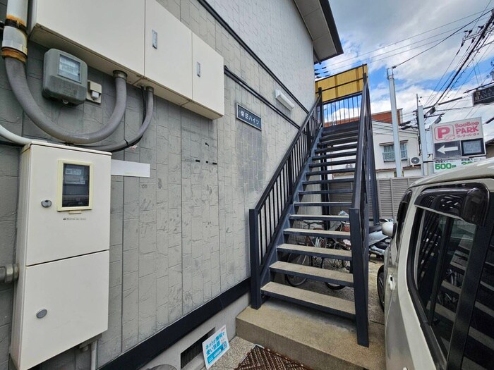 物件外観写真3　(エントランス部分)