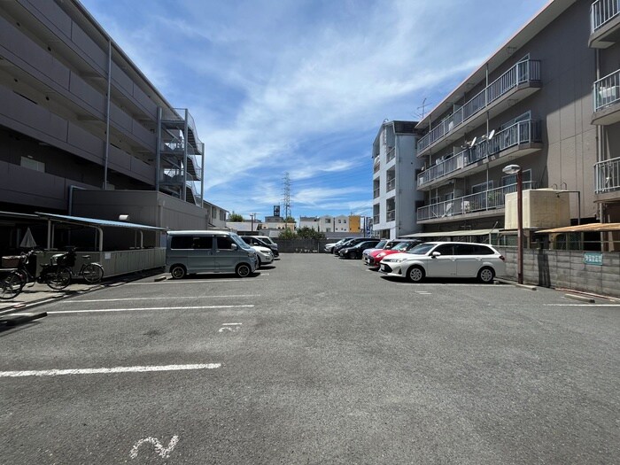 物件外観写真3　(駐車場)