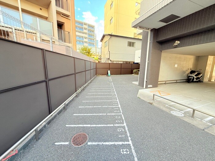 物件外観写真6　(駐車場)