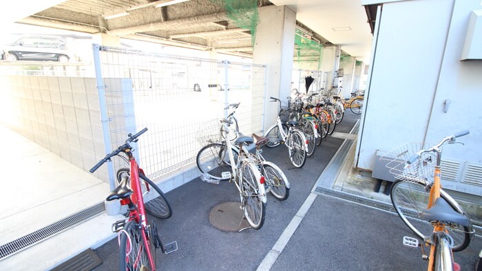 物件外観写真4　(駐輪場)