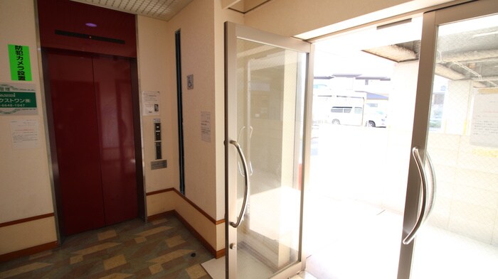 物件外観写真6　(エントランス部分)