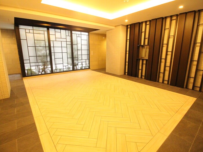 物件外観写真3　(エントランス部分)