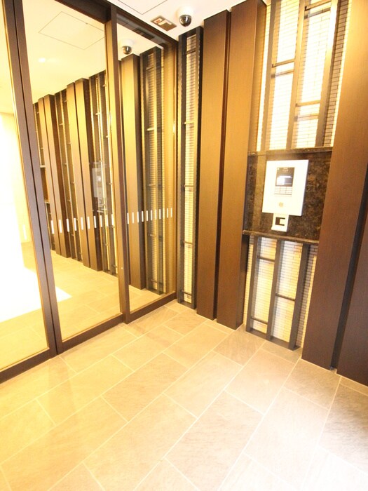 物件外観写真5　(エントランス部分)