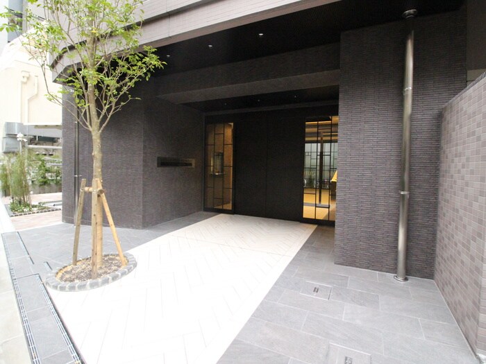 物件外観写真2　(エントランス部分)