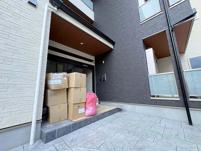物件外観写真6　(エントランス部分)