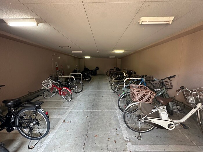物件外観写真4　(駐輪場)