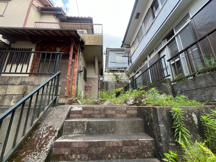 物件外観写真6　(エントランス部分)