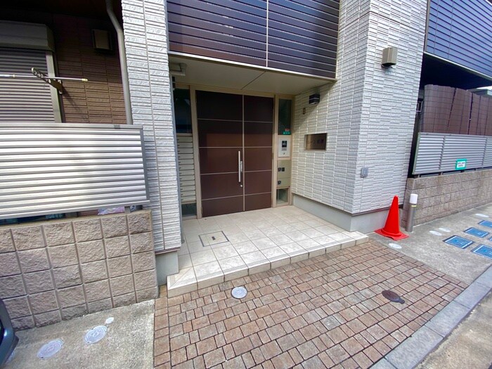 物件外観写真3　(エントランス部分)