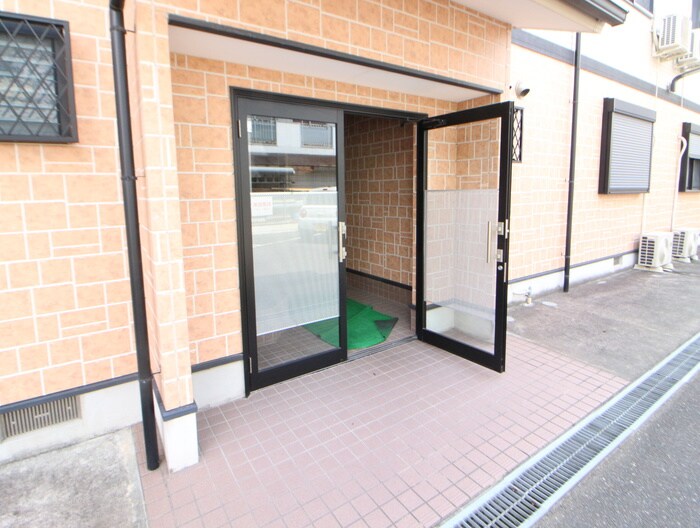 物件外観写真3　(エントランス部分)
