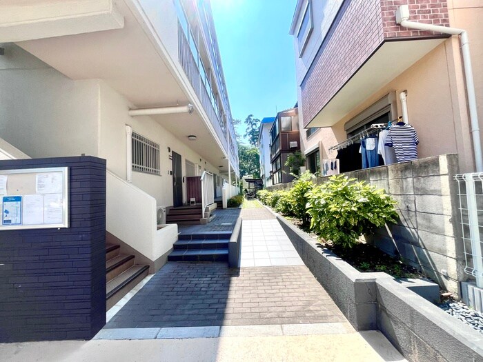 物件外観写真2　(エントランス部分)