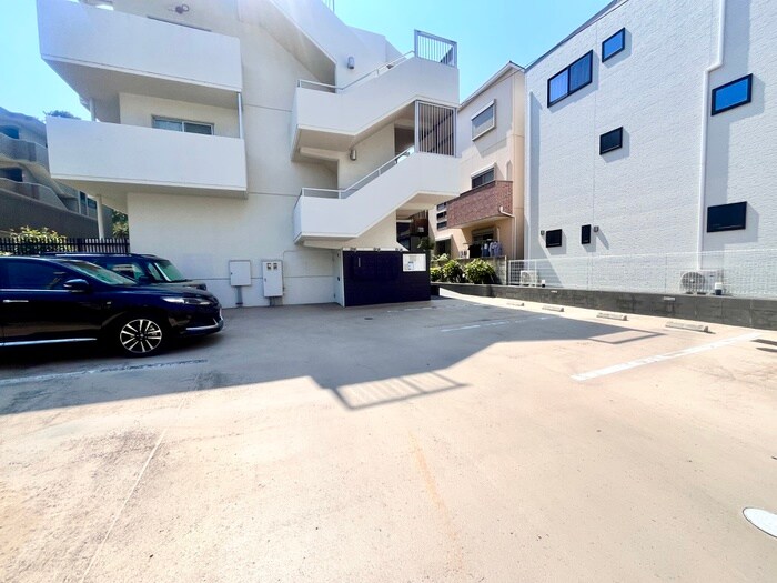 物件外観写真5　(駐車場)