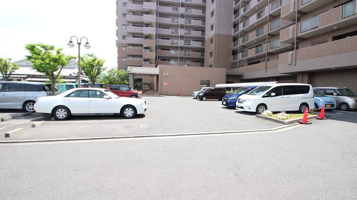 物件外観写真4　(駐車場)