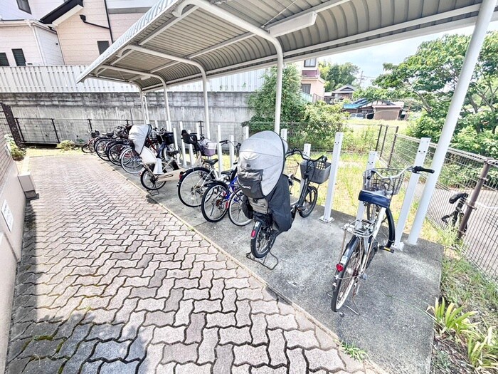 物件外観写真2　(駐輪場)