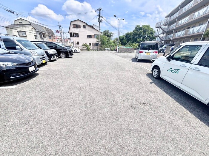 物件外観写真3　(駐車場)