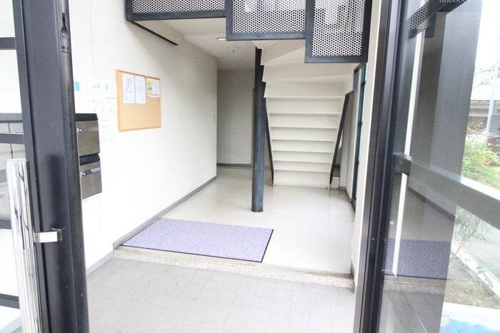 物件外観写真2　(エントランス部分)