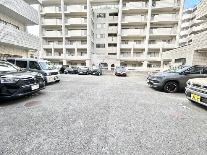 物件外観写真2　(駐車場)