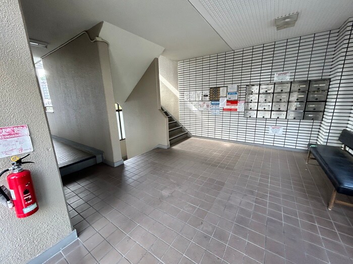 物件外観写真6　(エントランス部分)