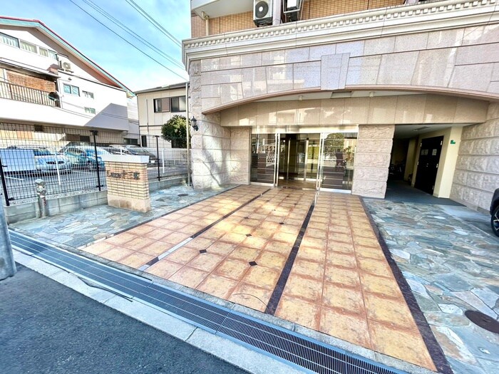 物件外観写真2　(エントランス部分)